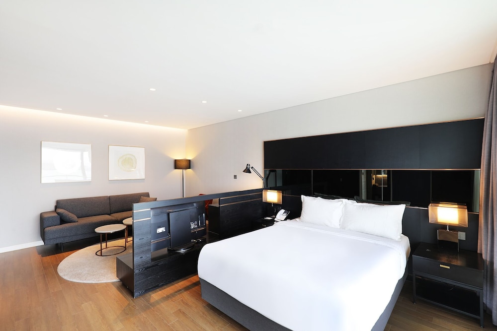 Junior Suite Queen (Complimentary Pool Access for 2) - Photo 2