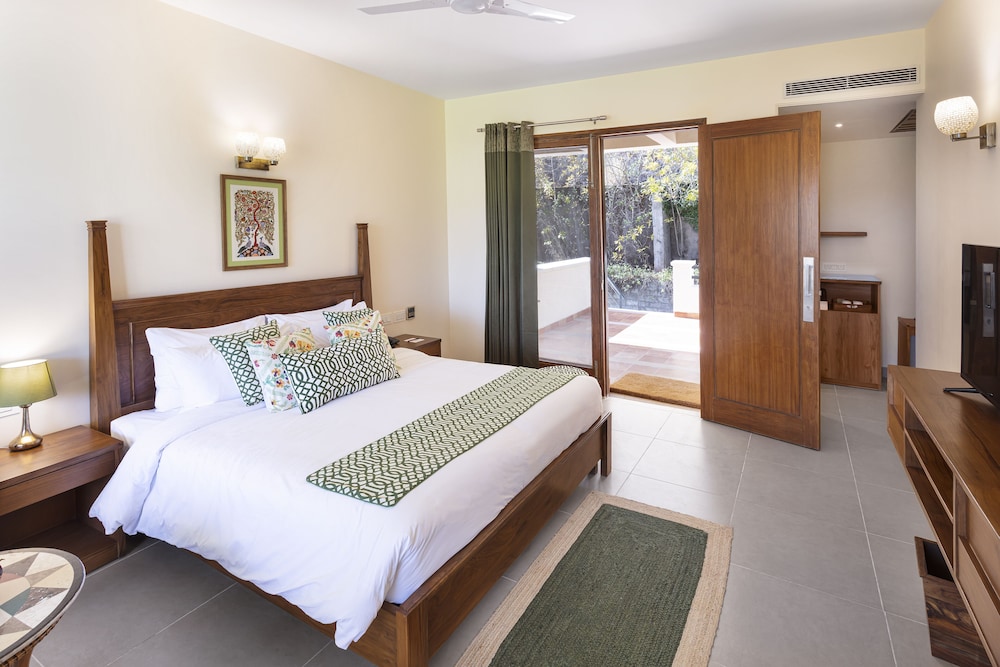 Deluxe Double Room, 1 King Bed, Hill View photo 3