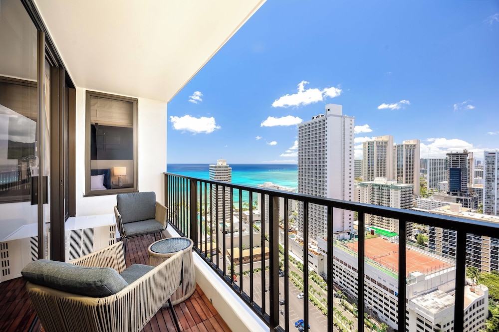 Premium Remodeled Condo with Ocean View and Parking: Premium Suite, 1 King Bed, Air conditioning, Ocean View (0194) photo