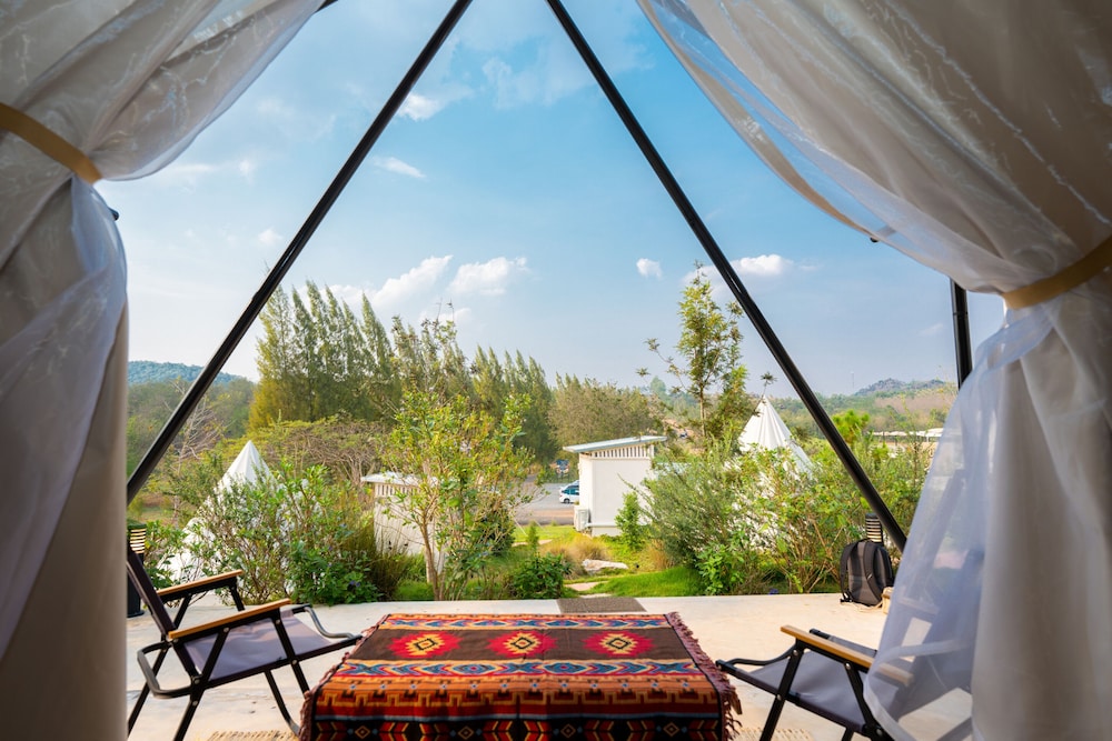 Deluxe Tent photo 2
