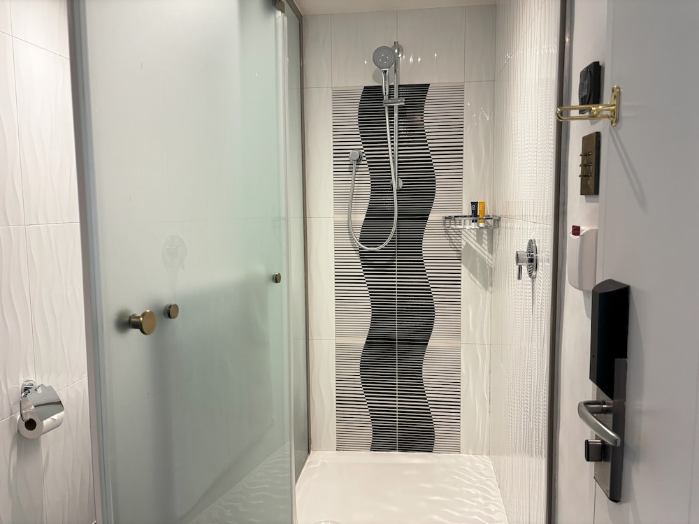 Standard Room (Queen) - Photo 10