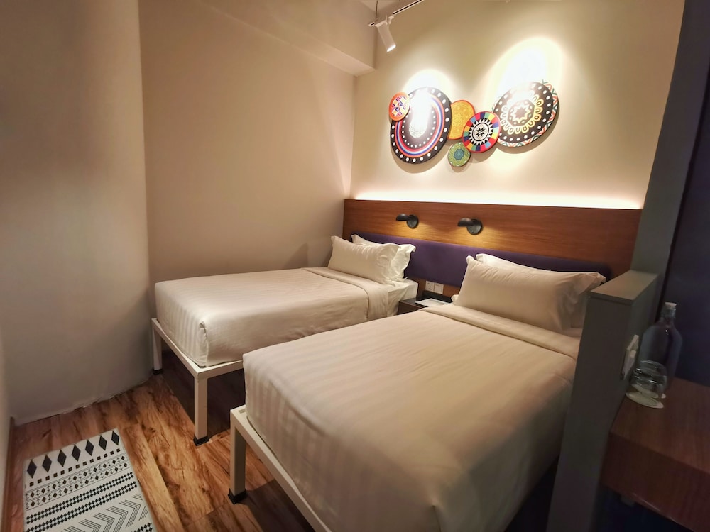 Studio, 2 Twin Beds, No Windows - Photo 1