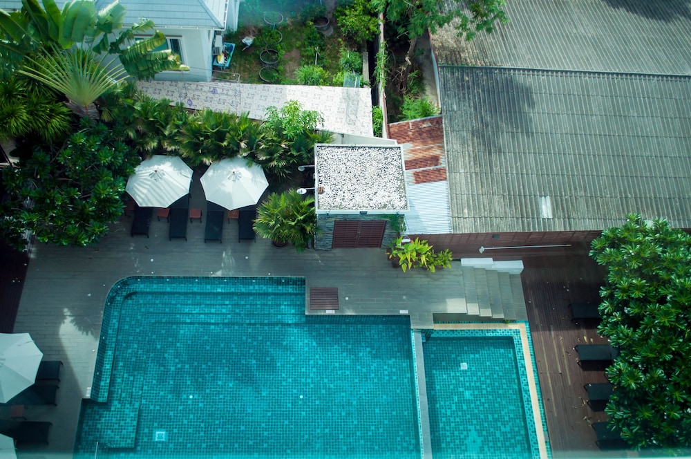 Superior Pool View - Photo 6