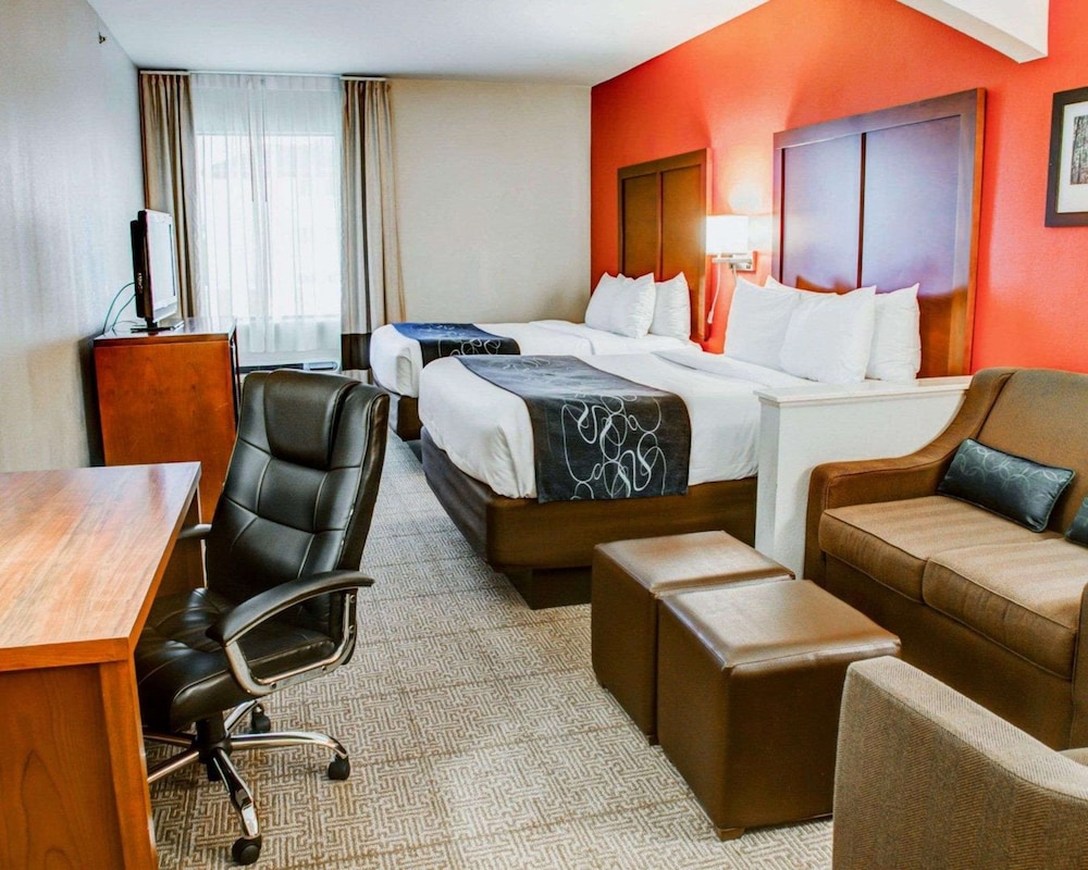 Suite, Non Smoking (2 Queen Beds with Sofa bed) - Photo 3