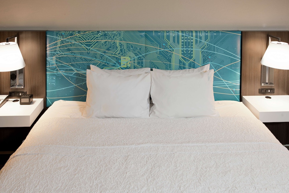 One King Bed, Non-Smoking, Accessible - Photo 3