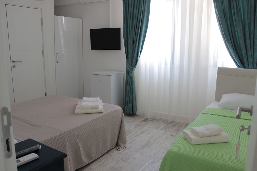 Standard Triple Room photo 2