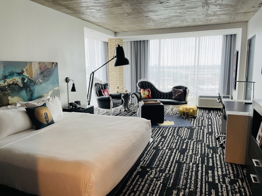 Room, 1 King Bed, Accessible (Escape, Mobility, Roll-In Shower) - Photo 2