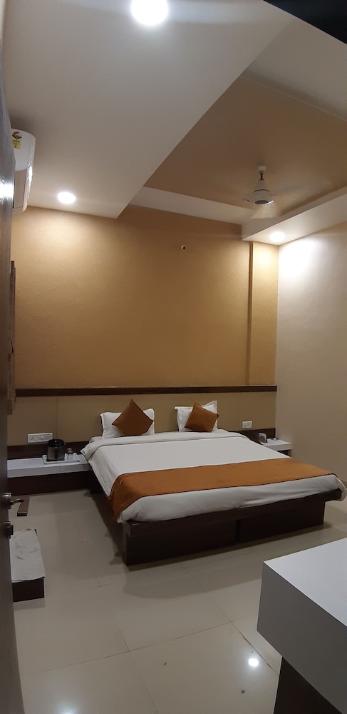 Superior Room, 1 King Bed photo 3