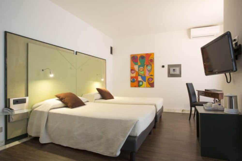 Standard Twin Room - Photo 1