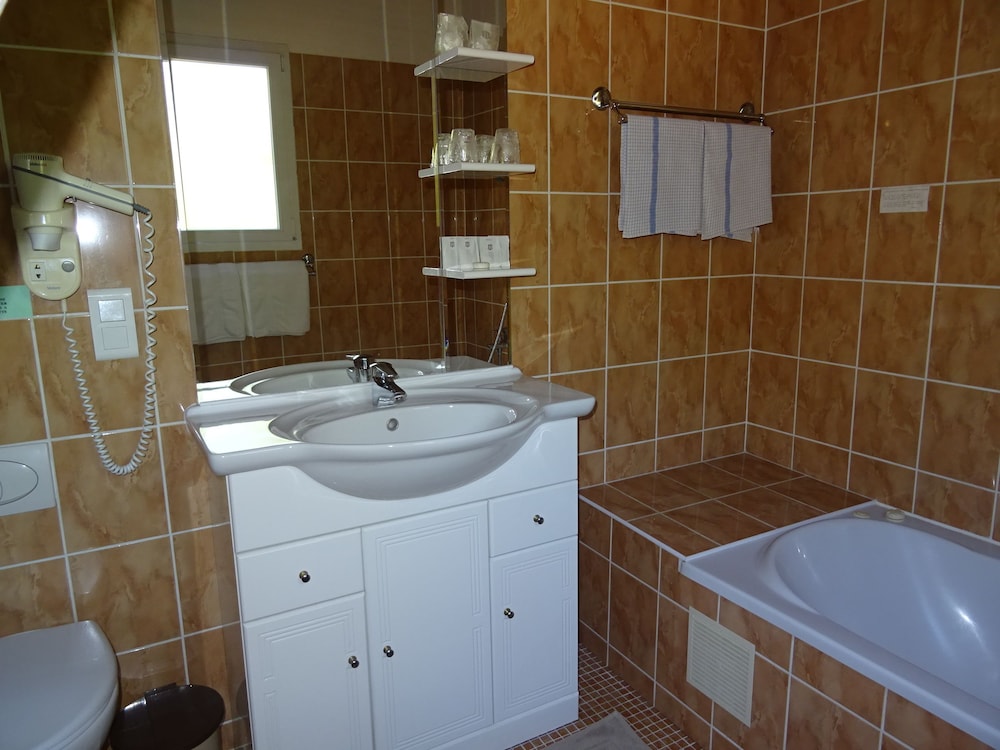 Comfort Quadruple Room, Private Bathroom, Pool View (Le Pin Parasol) photo 3