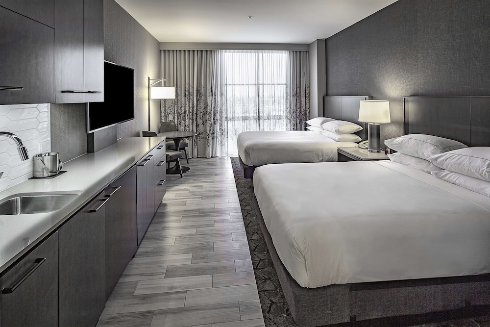 Room, 1 Queen Bed (High Floor) - Photo 3