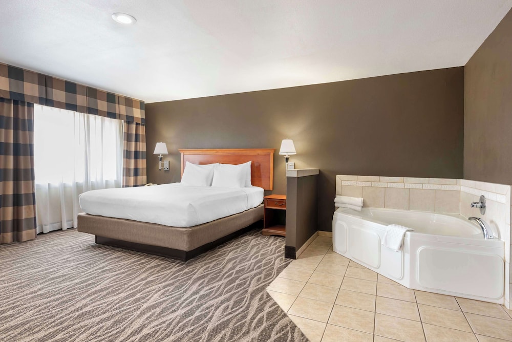 Suite, 1 King Bed, Non Smoking, Jetted Tub - Photo 1