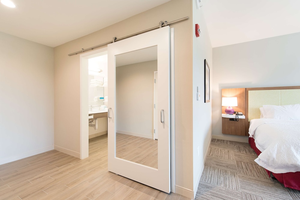 Room, 1 King Bed, Accessible, Bathtub (Mobility & Hearing) photo 1