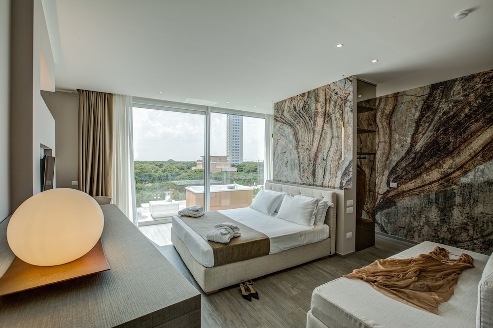Junior Suite, Hot Tub, Tower photo 2
