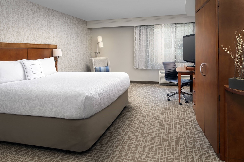 Suite, 1 Bedroom, Corner (Mobility/Hearing Accessible, Tub) photo 3