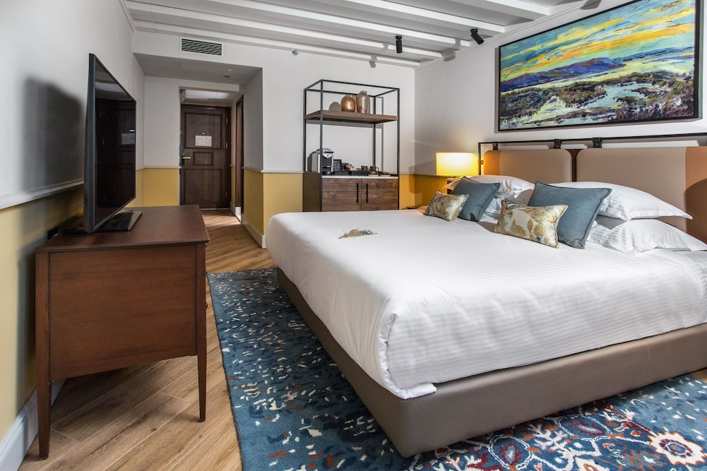 Jasmine Room with balcony