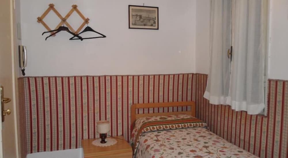 Single Room, Private Bathroom photo 3
