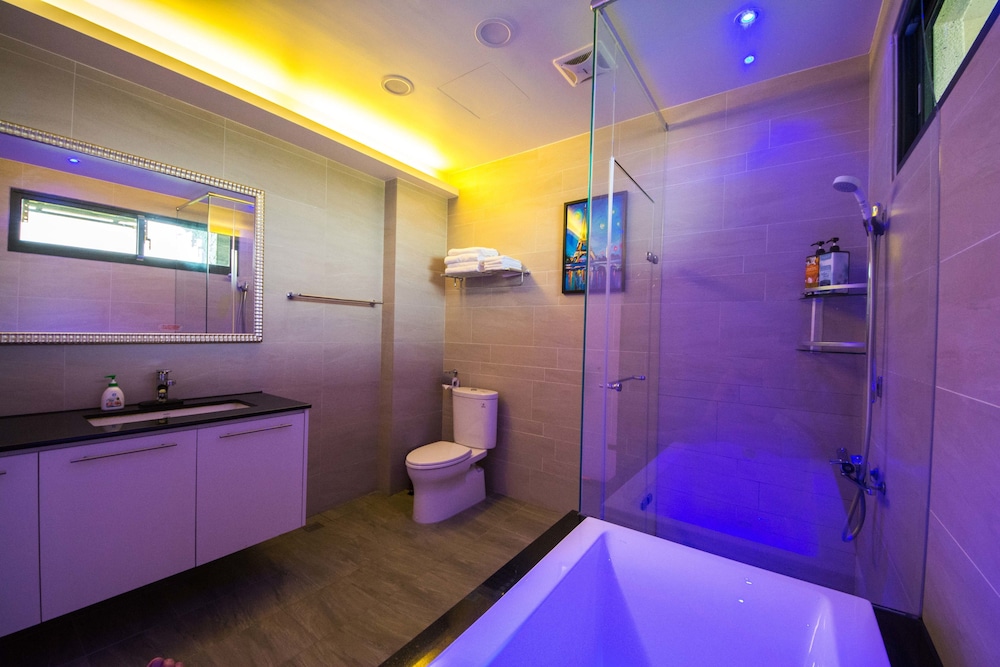 Universe Quadruple Room photo 2