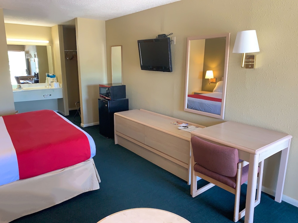 Room, 1 King Bed, Smoking (Deluxe) - Photo 4