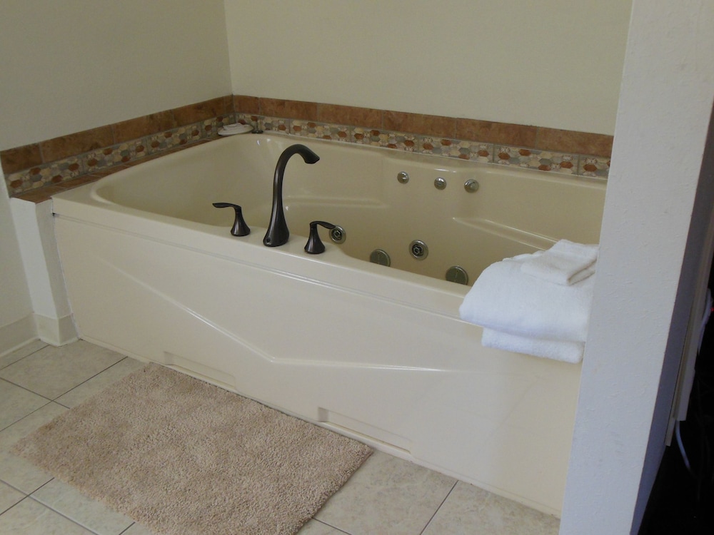 Standard Suite, 2 Queen Beds, Jetted Tub photo 3