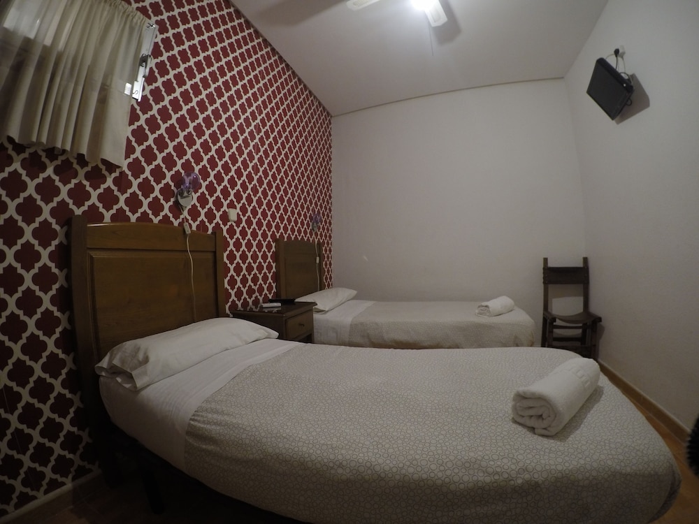 Habitación Triple Básica, Baño Privado.