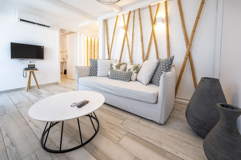 Suite (The White) - Photo 8