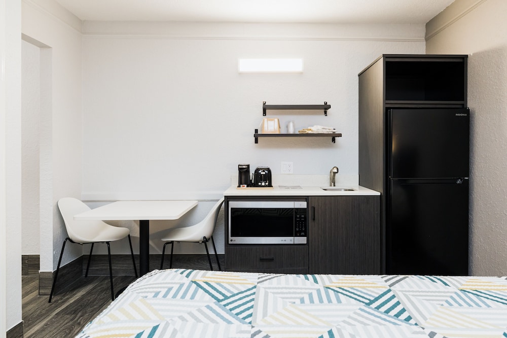 Deluxe Room, 1 King Bed, Non Smoking, Kitchenette - Photo 1