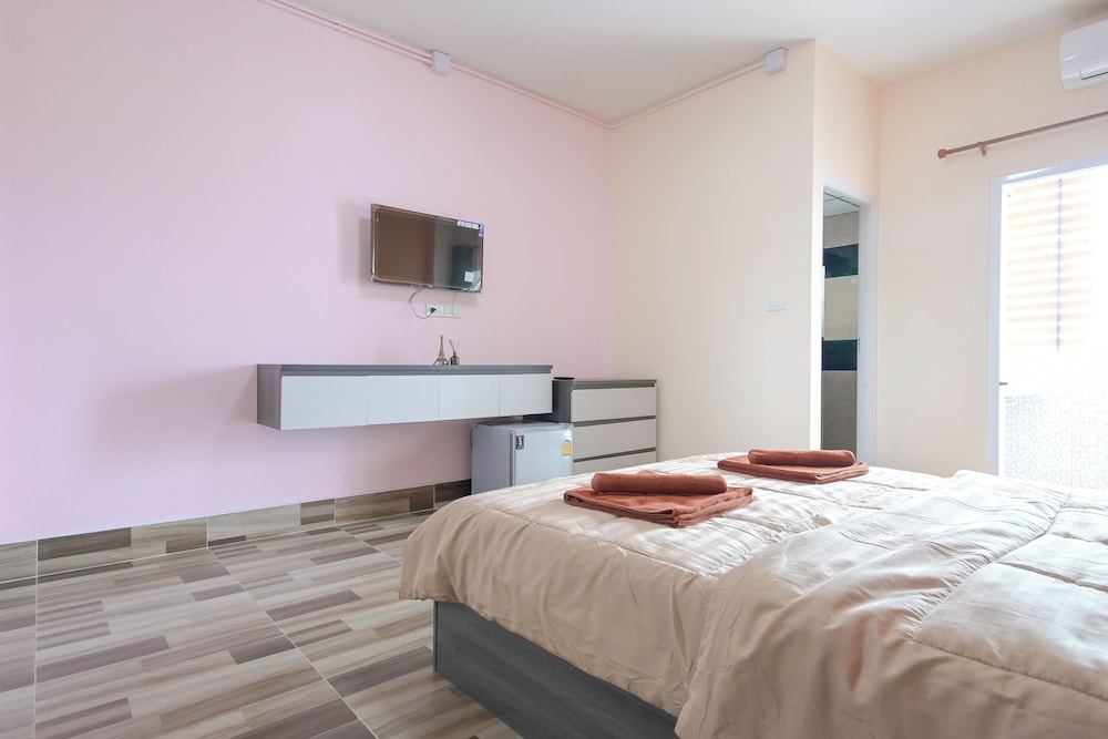 Deluxe King Room - Photo 4