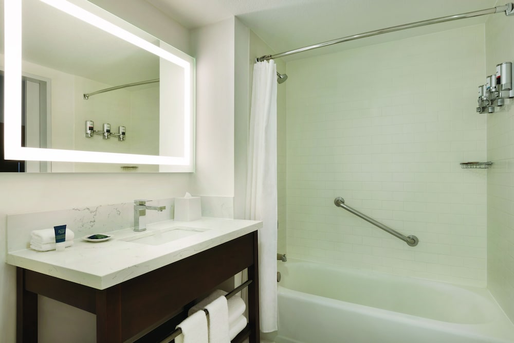 Room, 1 King Bed (Mobility/Hearing Accessible, Tub) - Photo 4