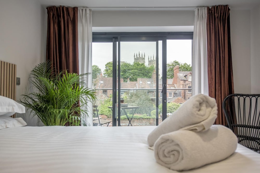 City Apartment, Ensuite (The Carillon Suite)
