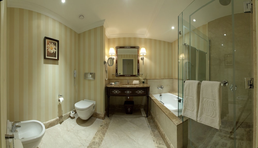 Tower Executive Rooms Queen or Twin thumbnail 5
