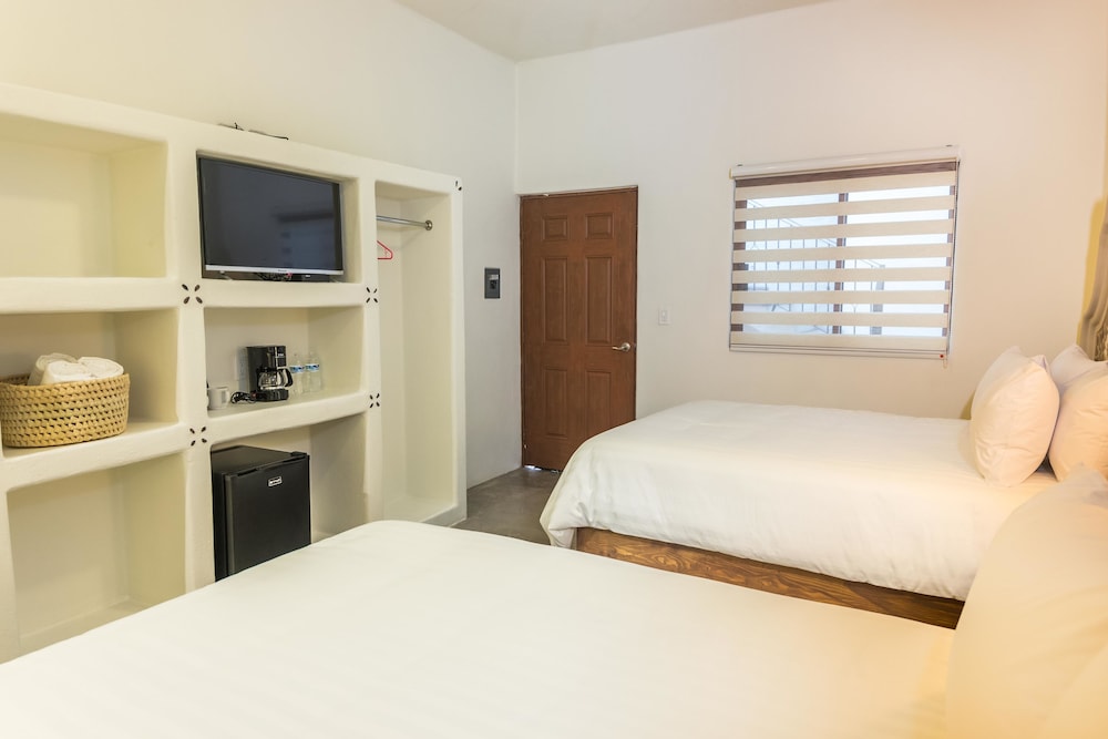 Classic Room, 1 Queen Bed, Non Smoking, Pool View photo 3