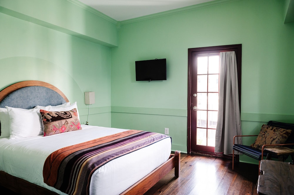 Double Queen Suite (24/7 Front Desk) - Photo 6