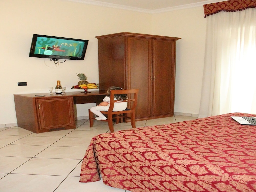 Basic Double or Twin Room, 1 Bedroom, City View photo 2