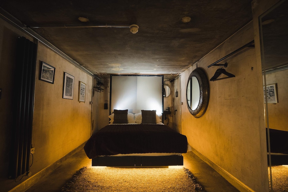 Economy Double Room, No Windows (The Bank Vault) - Photo 5