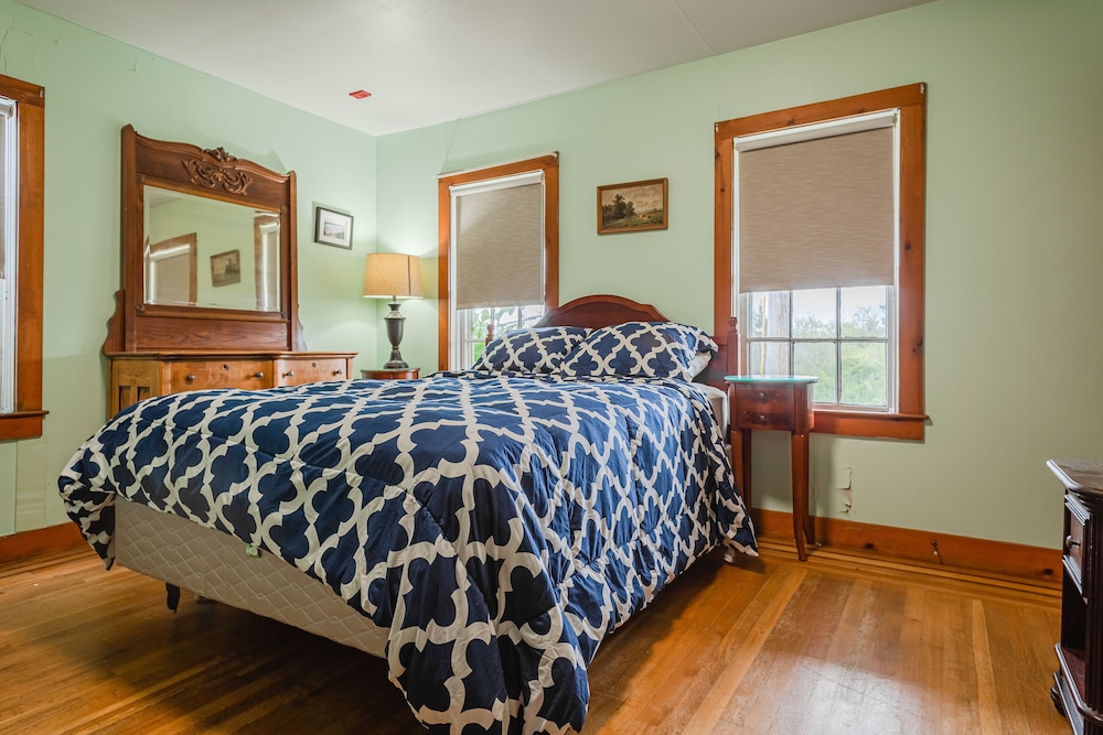 Room, 1 Queen Bed, Private Bathroom (#55 Annex Building) photo 2