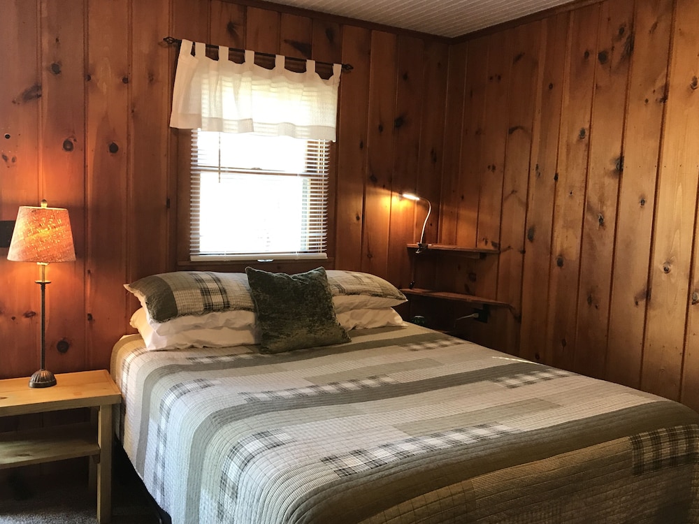 Classic Cabin, Refrigerator & Microwave (Cabin 5) photo 1