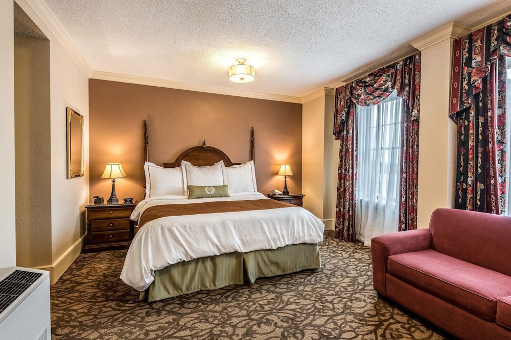 Suite, 1 King Bed with Sofa bed, Non Smoking