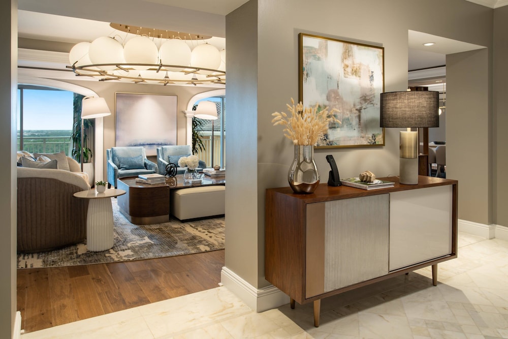 Presidential Suite, 1 King Bed, Pool View