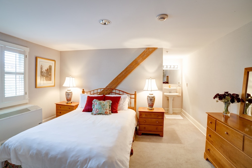 Standard Room, 1 Queen Bed photo 1