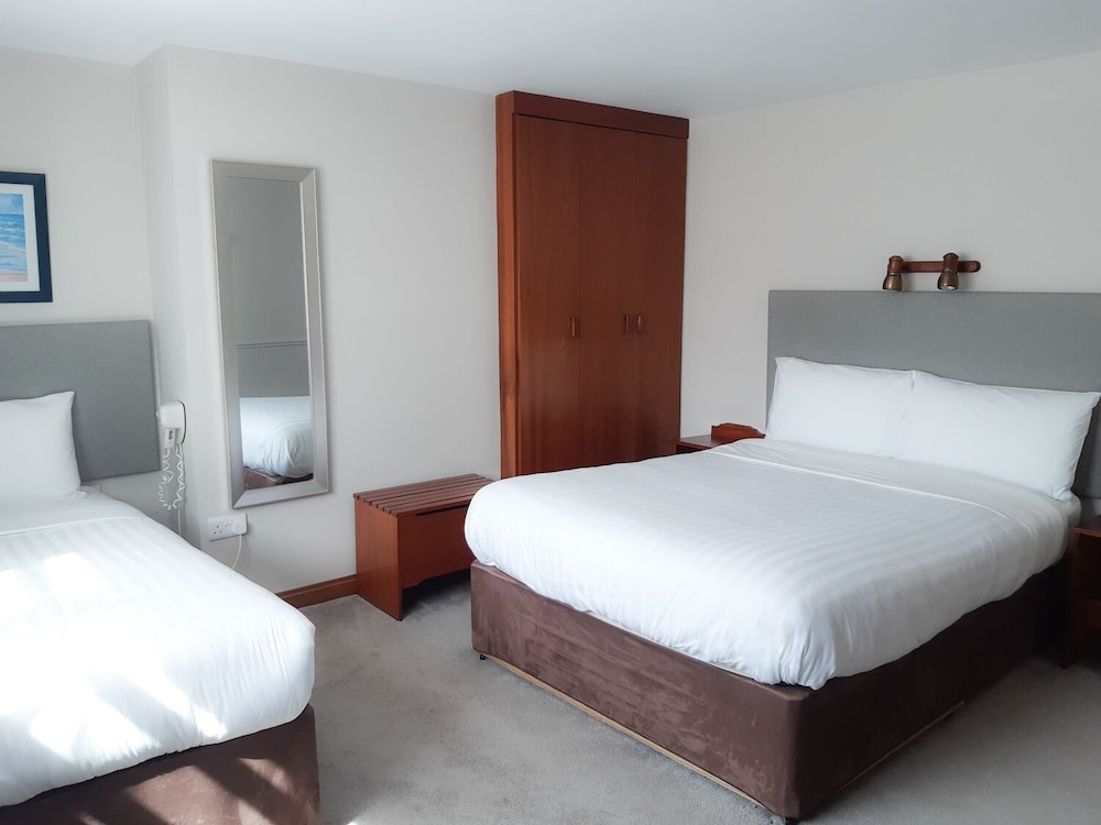 Standard Double or Twin Room, Ensuite photo 2
