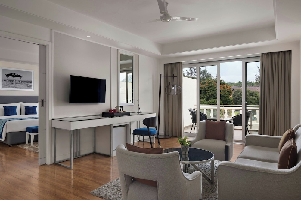 Classic Suite, 1 King Bed, Balcony, Garden View