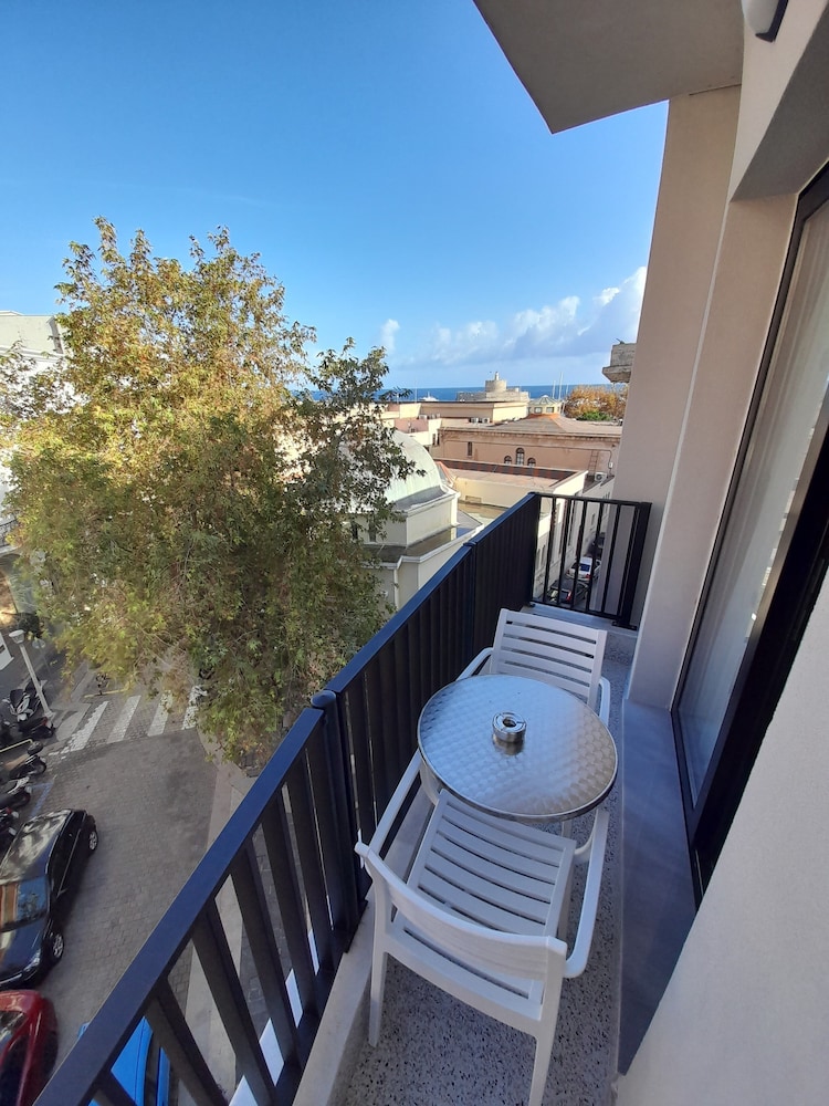 Deluxe Junior Suite | City View - Photo 9