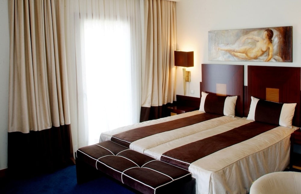 Twin Room, Back view