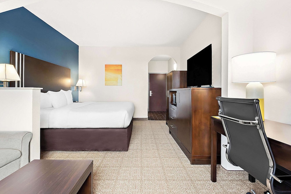 Suite, 1 King Bed with Sofa bed, Non Smoking - Photo 3