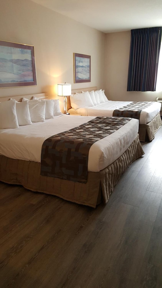 Standard Room, 2 King Beds photo 1