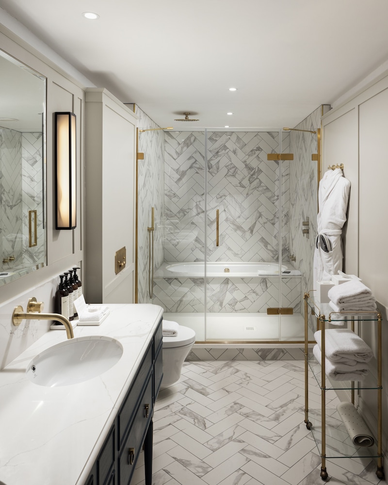 House Deluxe Stateroom - Photo 12
