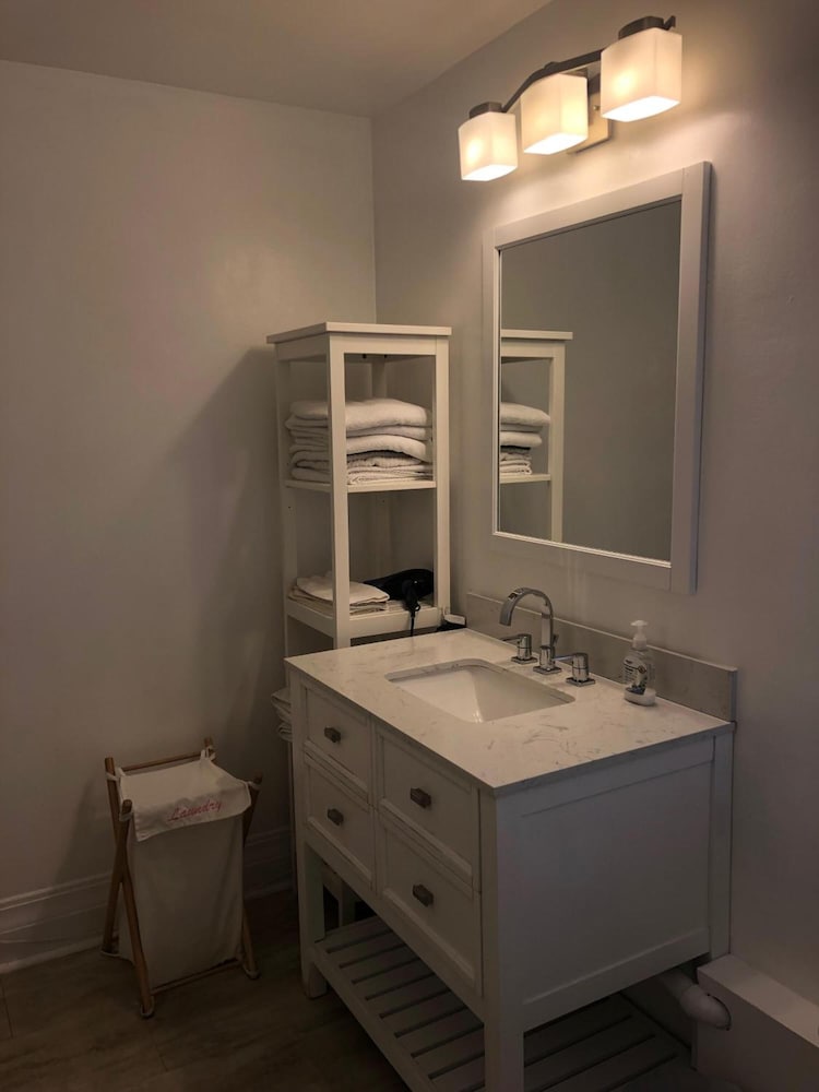 Standard Room, 1 Queen Bed, Shared Bathroom photo 3
