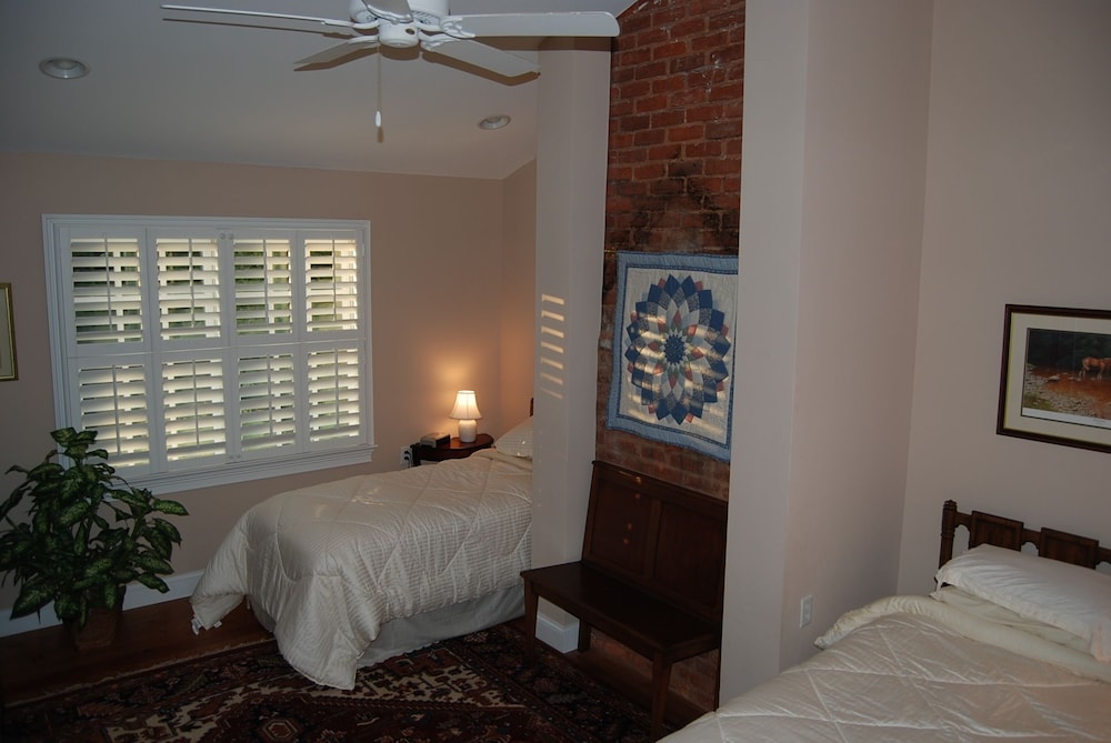 Jack & Jill Suite with Private Bath and Period Antiques photo 2