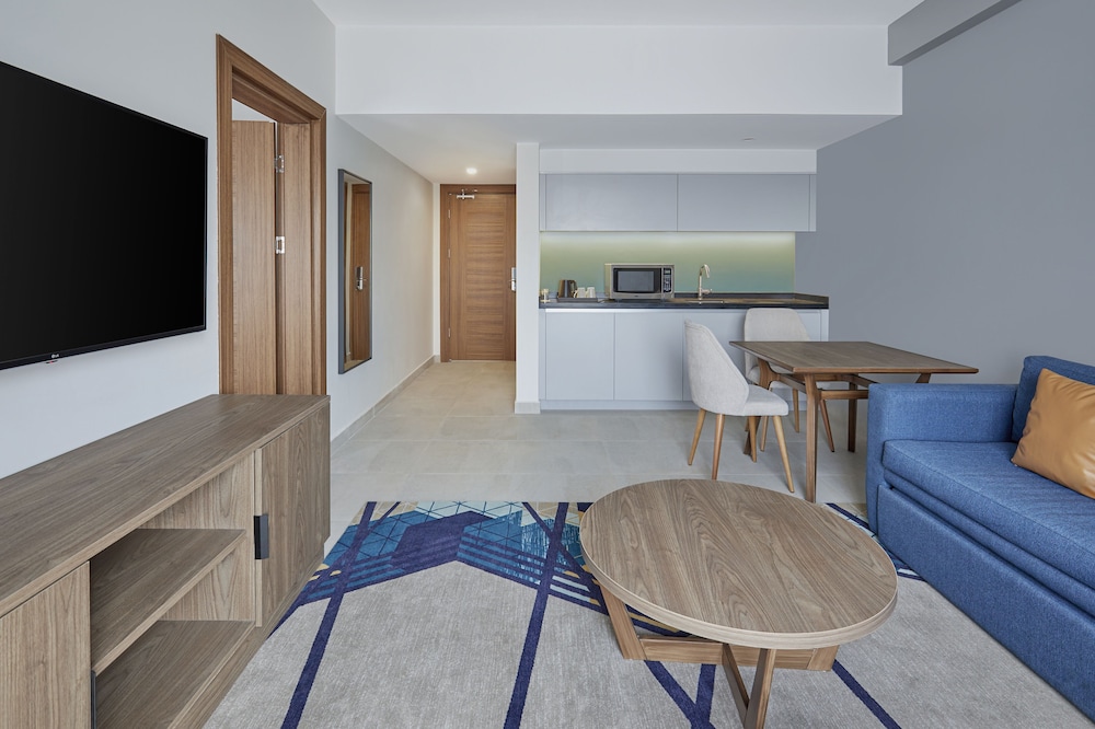Suite, 1 Bedroom, Kitchenette thumbnail 6